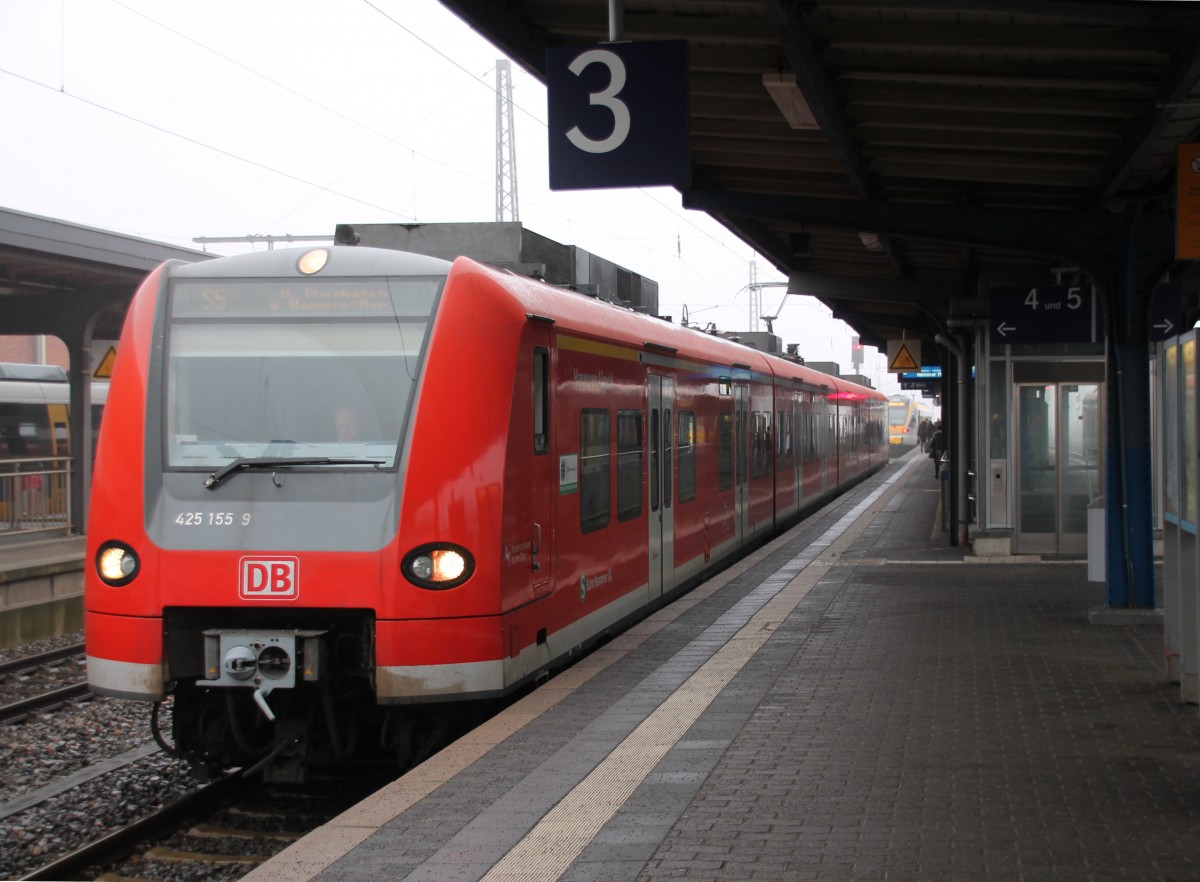 Hier steht 425 155 der S-Bahn Hannover am 28.11.13 in Paderborn bereit zur Abfahrt als S5 nach Hannover Flughafen.