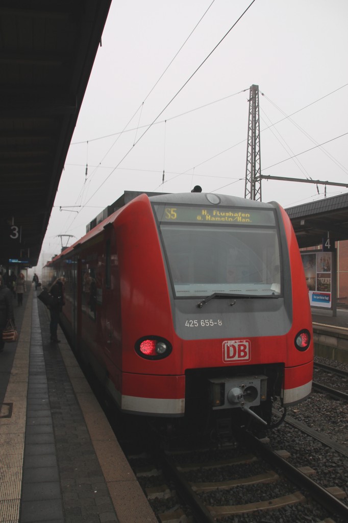 Hier steht 425 665 abfahrbereit als S5 nach Hannover Flughafen am 28.11.13 in Paderbron Hbf.