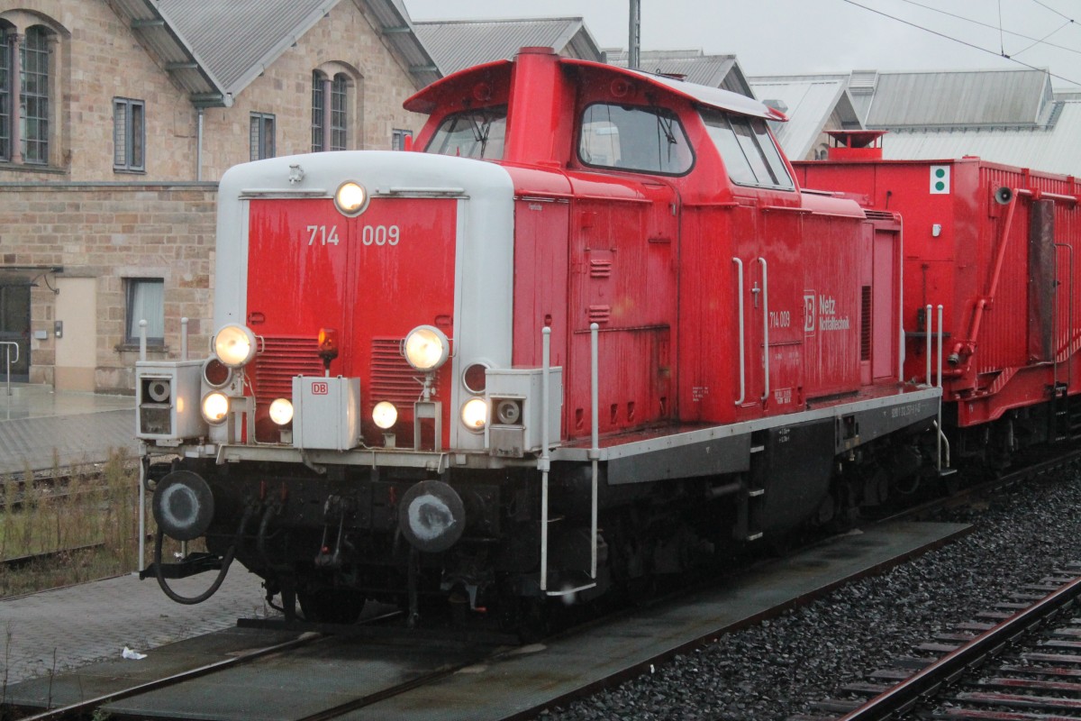 Hier steht 714 009 als Lok des Tunnelrettungszuges Fulda mit eingeschalteter Beleuchtung am 14.10.13 in ihrem Heimatbahnhof.