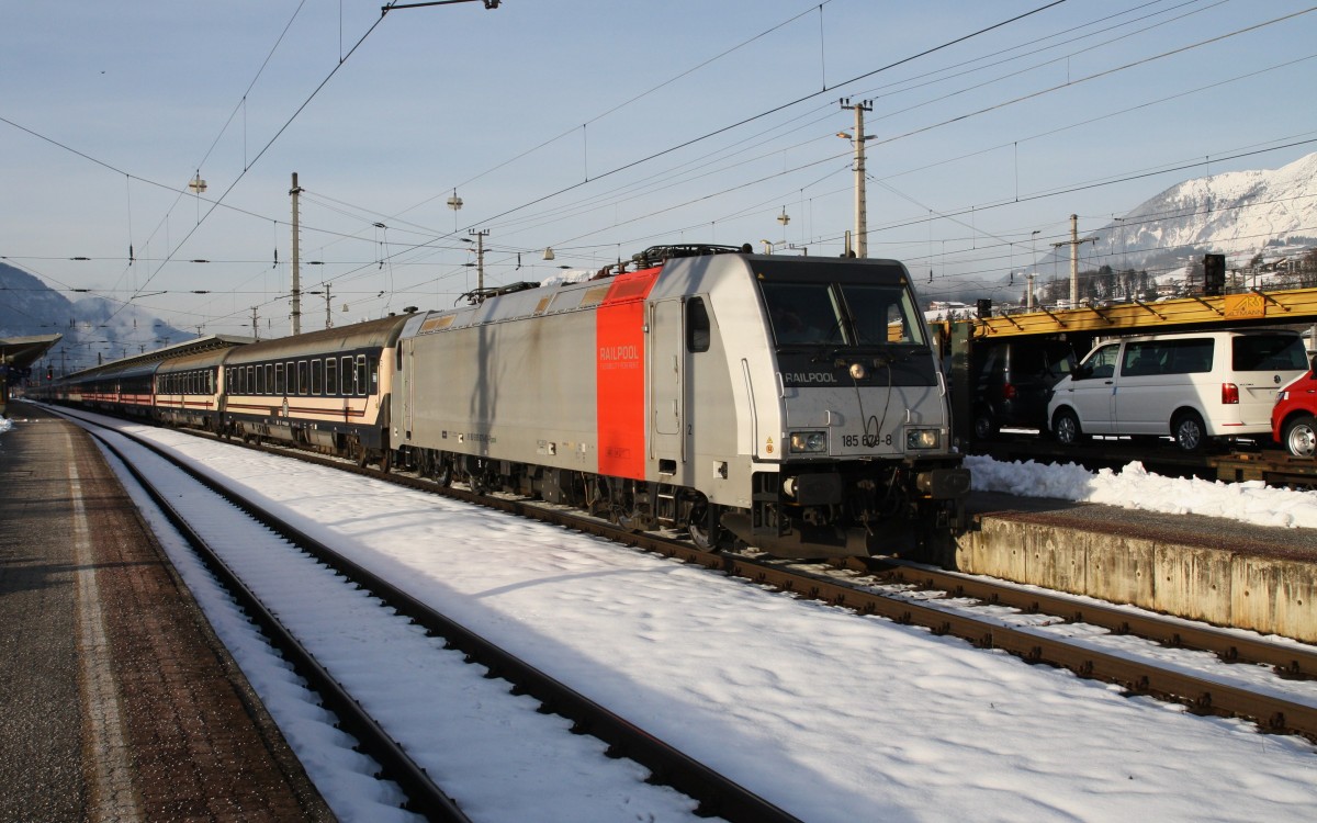 Hier steht am Samstagmorgen des 6.2.2016 die 185 679-8 von Railpool am Zugteil von Brüssel nach Bischofshofen in Wörgl. Der Zug kam mit +100 min Verspätung in Wörgl an. Der andere Zugteil verkehrt nach Landeck mit der Cobra 2807.