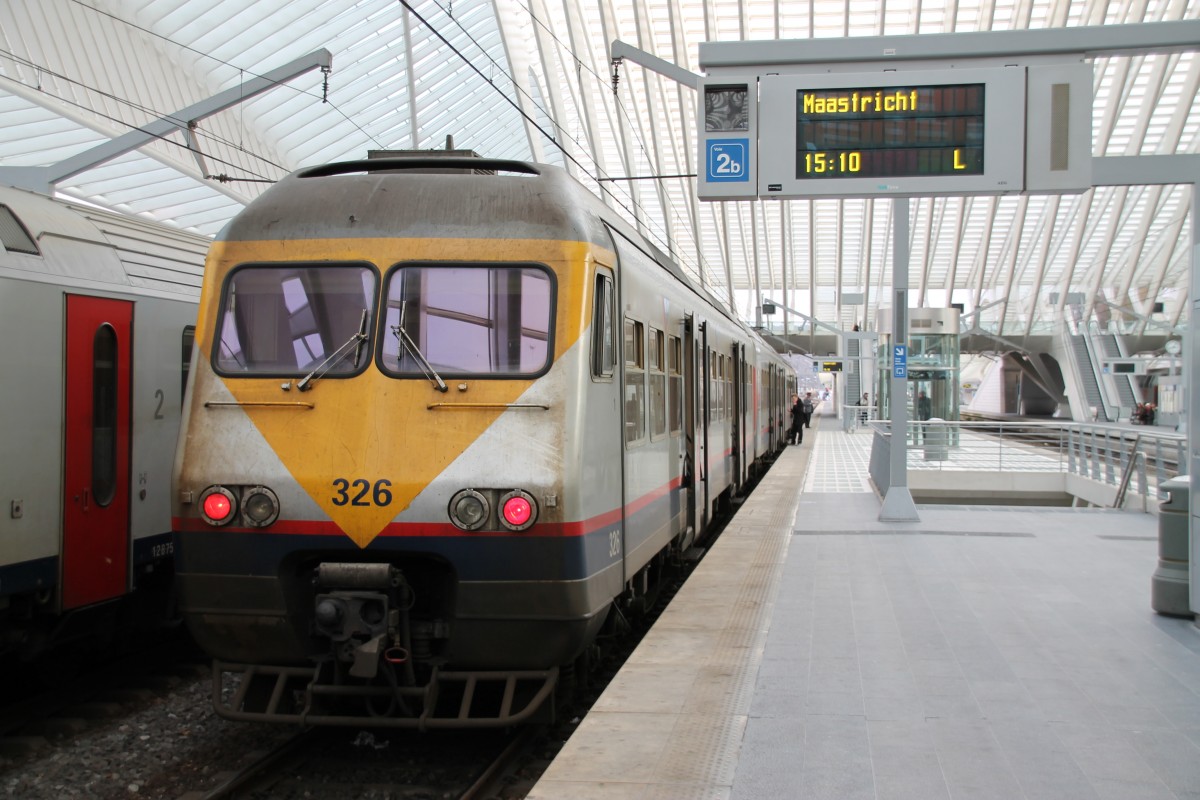 Hier steht AM80 Triebzug 326 als L nach Maastricht am 13.1.14 im Bahnhof Liège Guillemins.