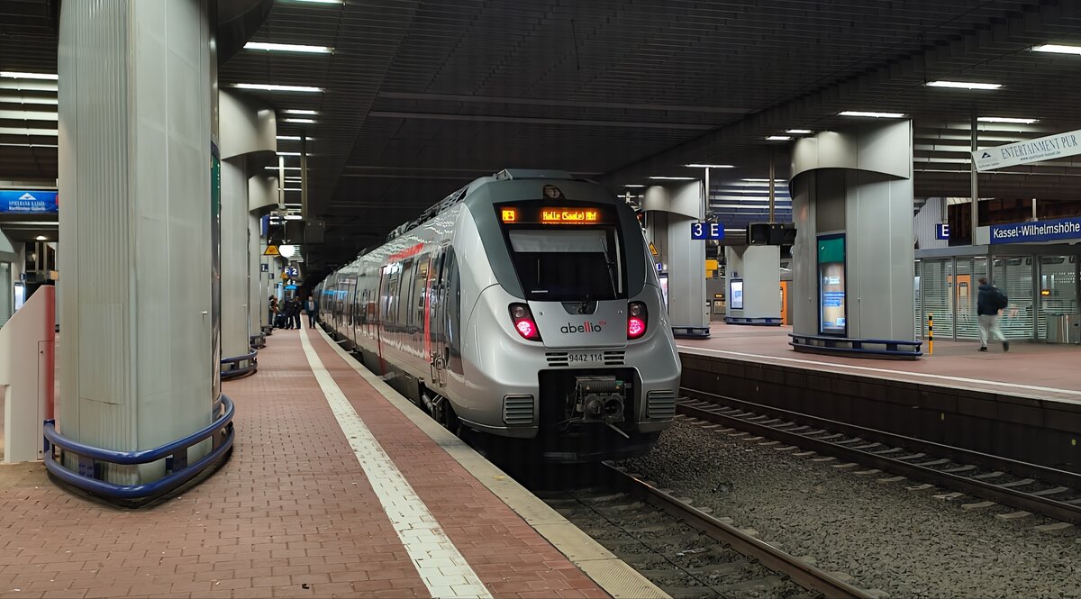 Hier steht eine Doppeltraktion BR 9442 der Abellio Rail Mitteldeutschland als RE9 (74717) nach Halle (Saale) Hbf im Bahnhof Kassel-Wilhelmshöhe auf Gleis 2.

Aufgenommen am 04.01.2024 um 18:01 Uhr.