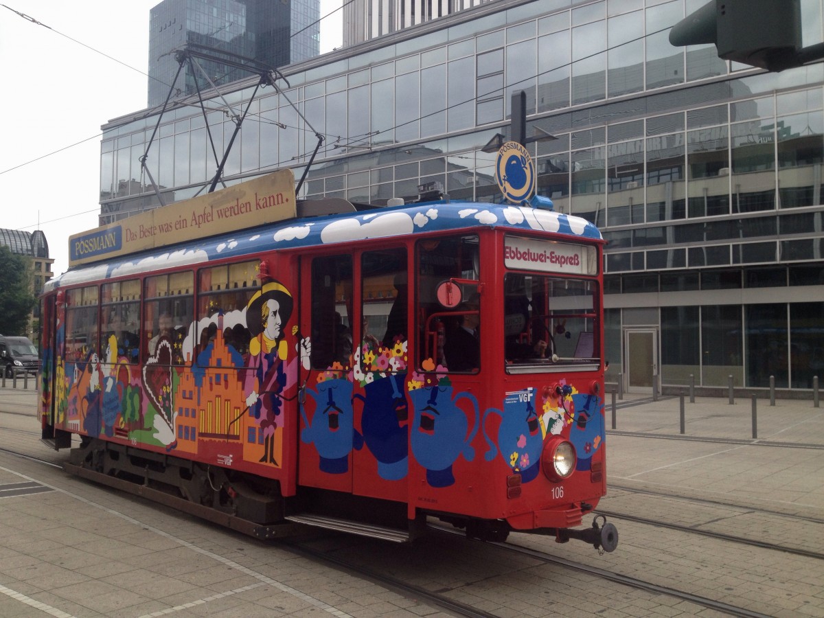 Hier steht der Ebbelwei Expreß Triebwagen mit der Nummer 106 am 30.05.2014 in der Frankfurter Innenstadt. 
