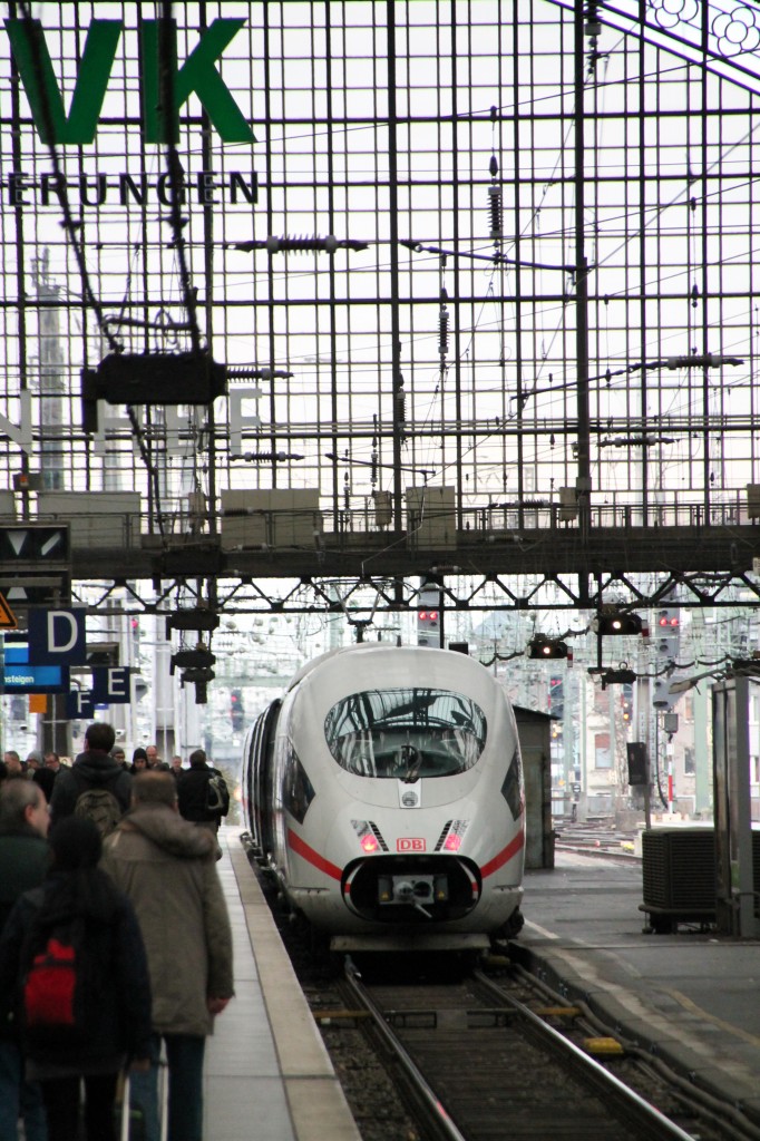 Hier steht ein ICE 3 mit offener Bugklappe am 21.12.13 im Kölner Hbf, nachdem er kurz zuvor von einem weitere Zugteil getrennt worden ist.