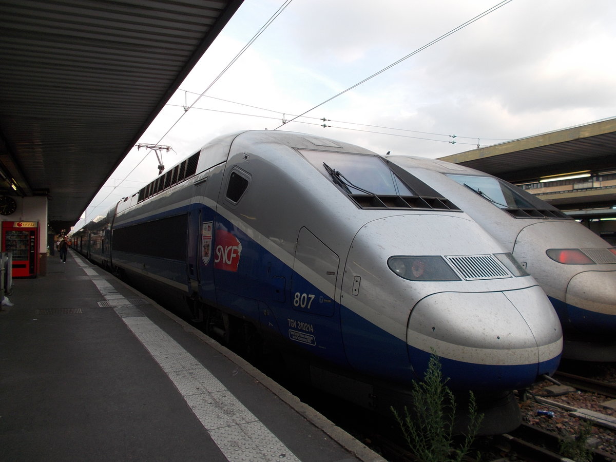 Hier steht ein TGV Duplex (Nr.: 807) im Bahnhof Paris Gare de Lyon. Im Sommer 2016.
Foto: SignalGrün bzw. SignalGrün [Trainsptt] Fotos.
