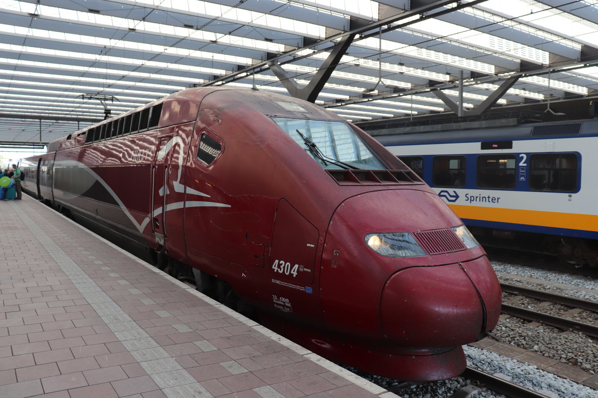Hier steht ein Thalys PBKA im Bahnhof von Rotterdam Centraal, er ist gerade von Paris über Brüssel und Antwerpen hierher gefahren und hat dabei auch mehrmals die Geschwindigkeit von 300 Km/h erreicht.
Gleich fährt er weiter durch die Niederlande bis Amsterdam.
Foto im August 2018 und von SignalGrün [Trainsptt] Fotos, bzw. SignalGrün.