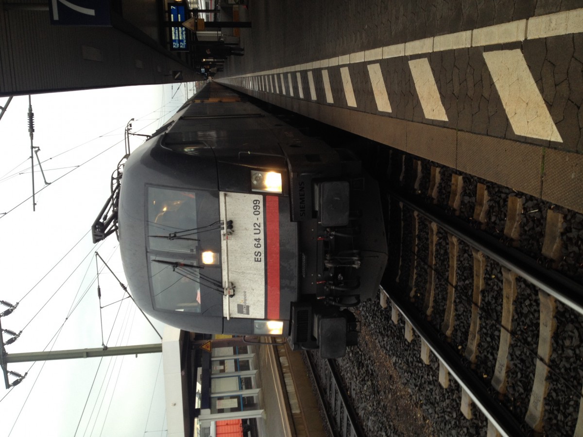 Hier steht ES64 U2 099 am 16.10.13 in Fulda.