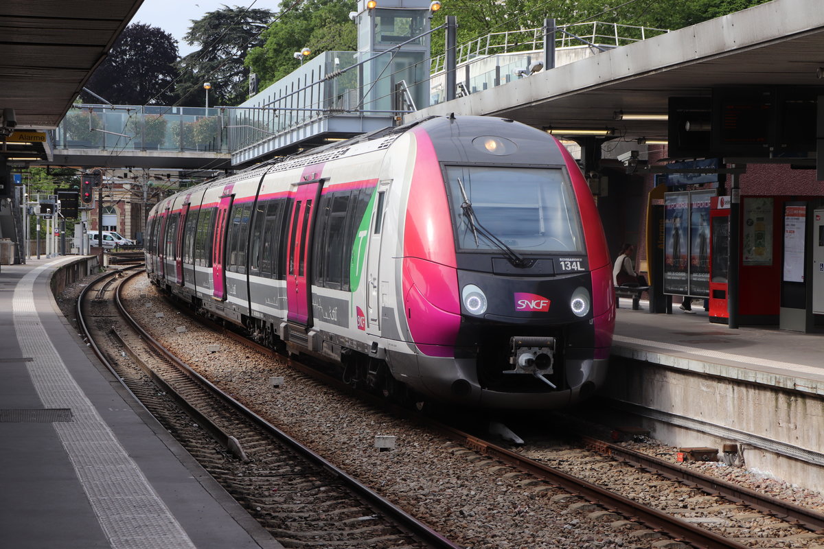 Hier steht gerade ein sehr moderner Vorortzug der Transilien Linie L im Bahnhof von Saint-Cloud.
Er ist gerade aus Paris Saint-Lazare eingetroffen und wird dahin auch über La Défense zurück fahren.
Normalerweise fährt er über Saint-Cloud weiter bis Versailles Rive-Droite, dieses Wochenende aber aufgrund von Arbeiten an der Strecke nicht.

Die Z50000 sind seit einigen Jahren immer mehr auf Vorortbahnnetzen in der Île-de-France anzutreffen.
Seit einigen Jahren auch auf den von Paris Saint-Lazare ausgehenden Strecken und seit Dezember 2017 auch nach Saint-Cloud.
Ebenfalls über Saint-Cloud aber nach Saint-Nom-la-Bretèche Forêt de Marly fahren diese Züge seid Sommer 2018 aber in Kombination mit den schönen alten Zügen der Z6400.

Foto von SignalGrün bzw. SignalGrün [Trainsptt]Fotos.

📍: Saint-Cloud, Hauts de Seine(92), Île-de-France, France
🚉: Gare de Saint-Cloud
📸: Canon EOS 200D
📆: 25/05/2019
