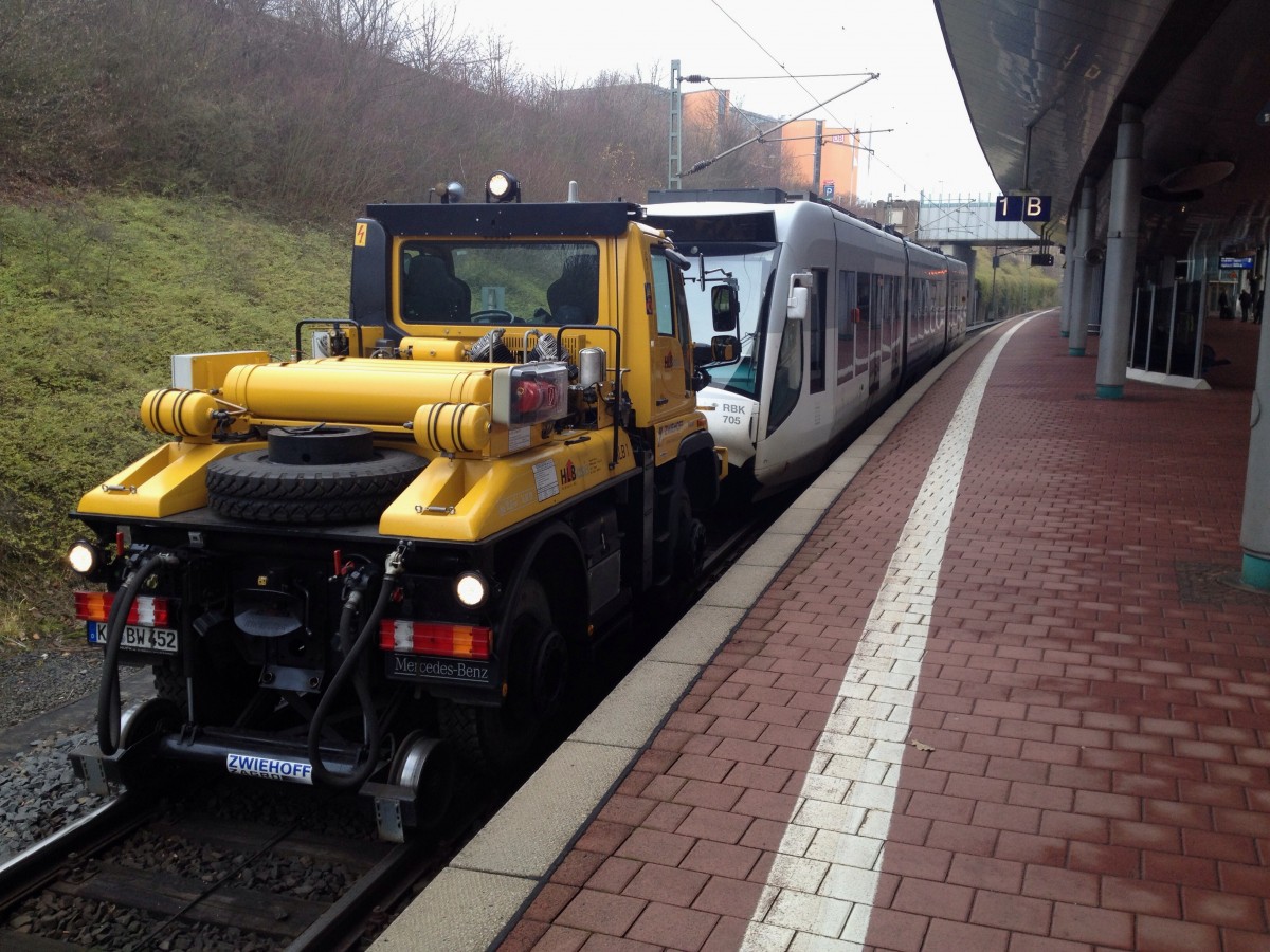 Hier steht das HLB Zweiwegefahrzeug zusammen mit Regiotram 705 bereit zur Abfahrt am 10.12.13