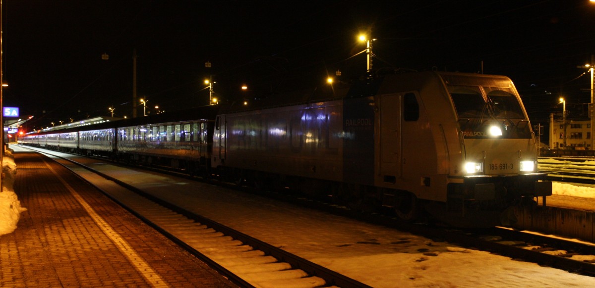 Hier steht der Komplette Schneeexpress nach Hamburg im Bahnhof Wörgl auf Gleis 6. Die 185 691-3 von Railpool zieht den Zug am Abend des 10.1.2015 bis Hamburg. 