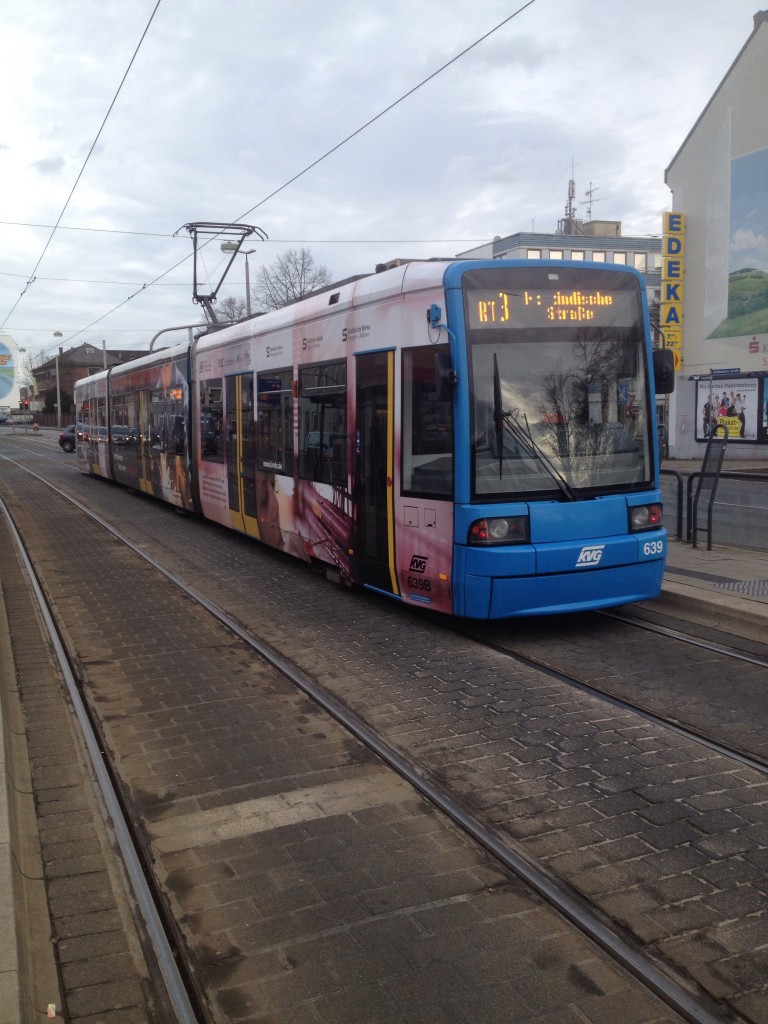 Hier steht KVG Wagen 639 am 25.02.14 in der Haltestelle Hauptfriedhof als Ersatz RT 3 nach Holländische Straße.