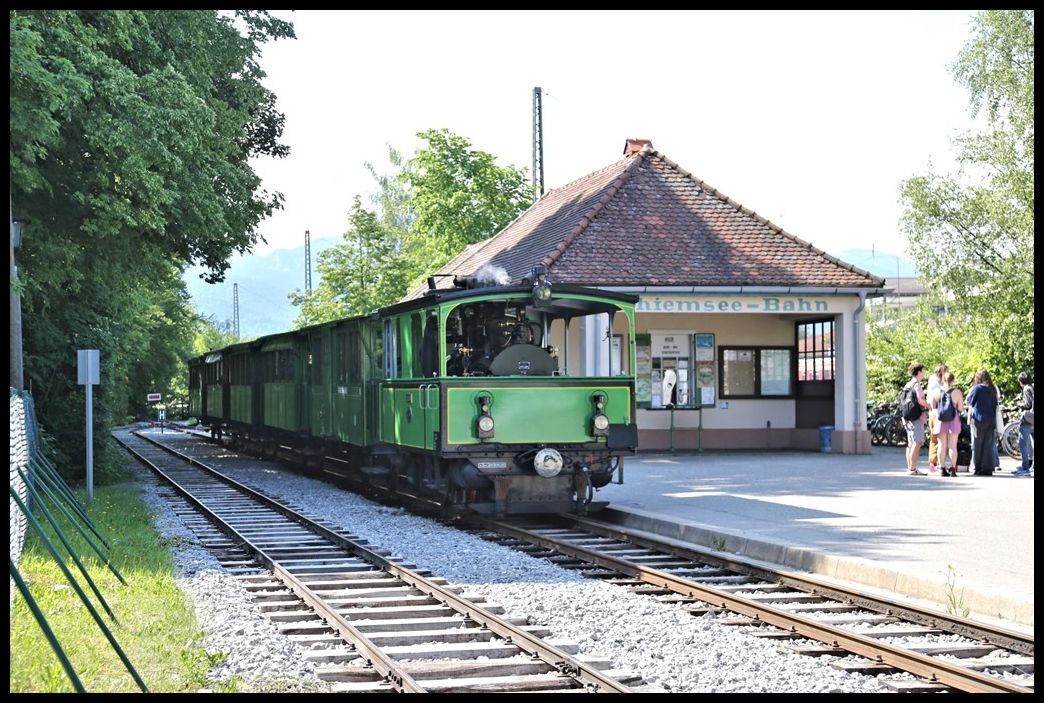 Hier steht Lok Laura mit ihrem Zug am 26.5.2022 abfahrbereit im Schmalspur Bahnhof Prien mit ihrem Personenzug nach Stock am Chiemsee.