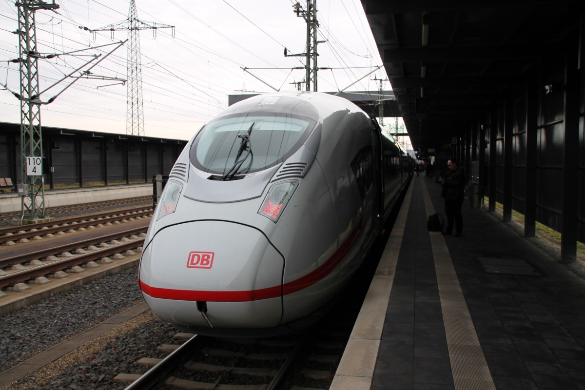 Hier steht der neue Velaro bei seiner ersten planmäßigen Fahrt mit Fahrgästen am 21.12.13 in Limburg Süd.