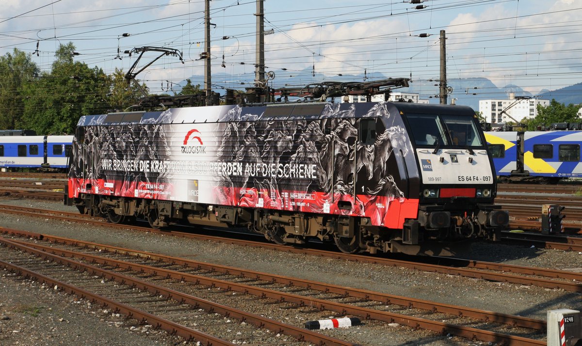 Hier steht die neue Werbeklok 189 997-0 von TXL  Wir bringen die Kraft von 8500 Pferden auf die Schiene  noch auf dem Abstellgleis, bevor sie zum Güterzug fährt. Kufstein 15.8.2016