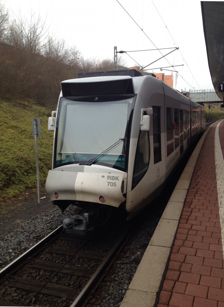Hier steht Regiotram 705 am 10.12.13 im Bahnhof Kassel-Wilhelmshöhe als Leerfahrt und wartet darauf in kürze von einem HLB Zweiwege abgeholt zu werden. Ich nehme an die Reise ging in das BW der Cantus/HLB in der Nähe.