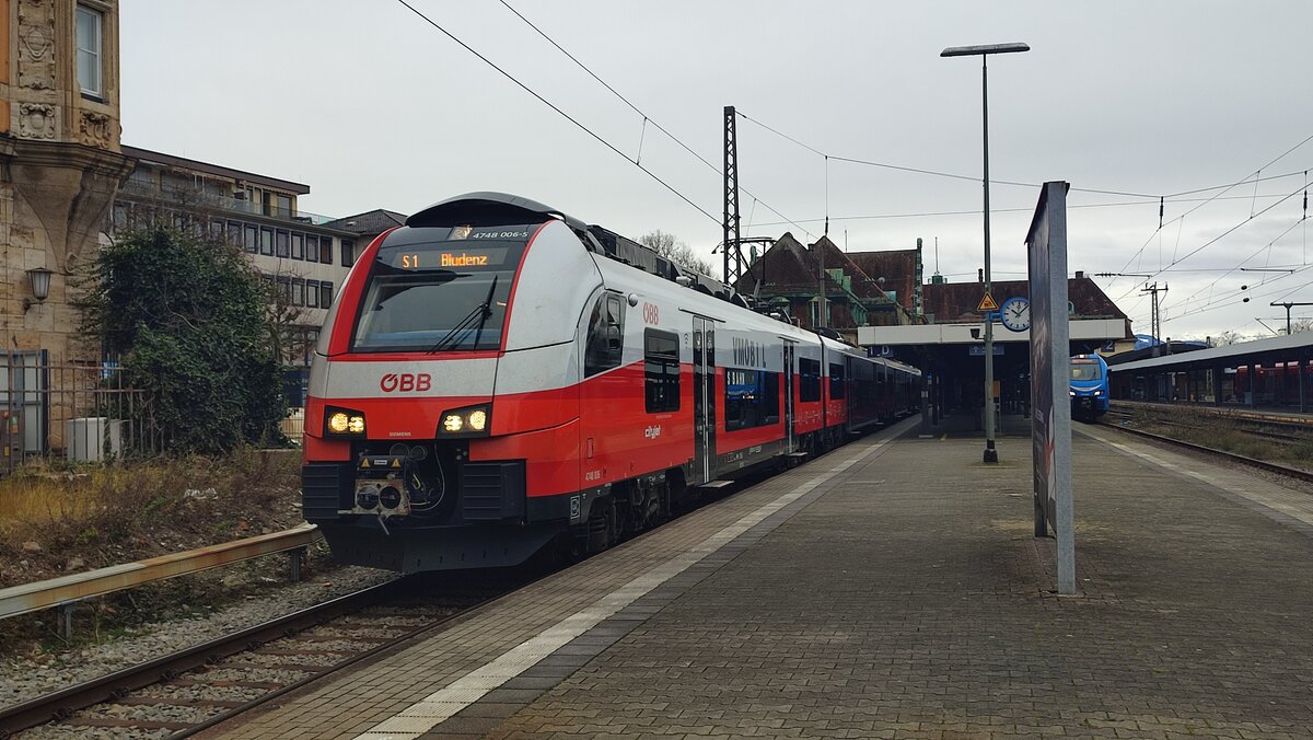 Hier steht eine Rh 4748 der ÖBB als S1 (25807) nach Bludenz im Bahnhof Lindau-Insel auf Gleis 1.

Aufgenommen am 02.01.2024 um 10:21 Uhr.