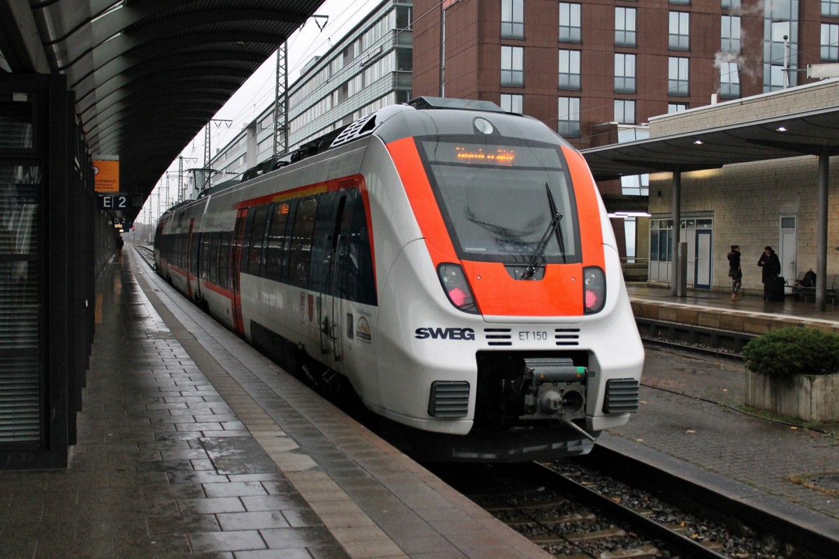 Hier steht SWEG ET 150 (442 150-9/843 150-2/442 650-6) am 14.12.2013 als SWEG 87752 (Münstertal (Schwarzw) - Freiburg (Brsg) Hbf) im Endbahnhof auf Gleis 2.