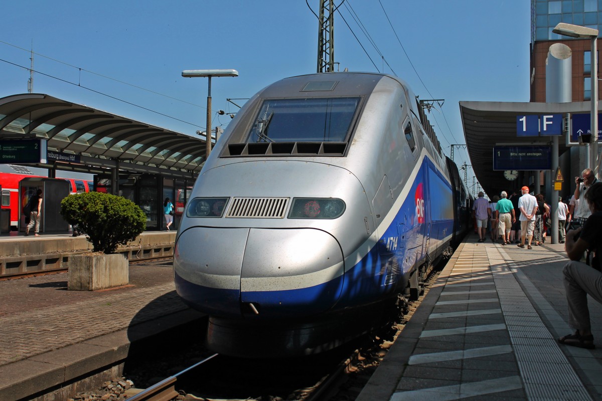 Hier steht der TGV Duplex 4714 in Freiburg (Brsg) Hbf auf Gleis 1, als er am 12.07.2013 als Sonderzug aus Mulhouse nach Freiburg zur Präsentation zur neuen TGV-Linie von Freiburg nach Paris vorgestellt wurde.