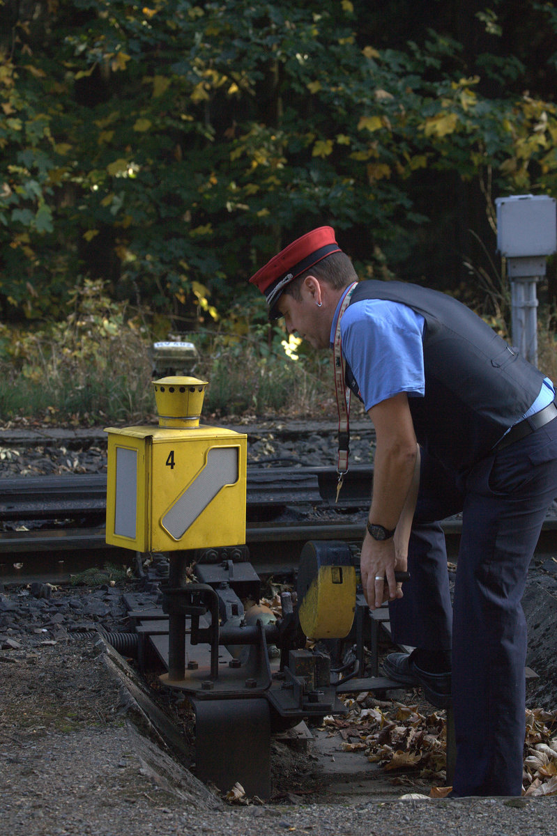 Hier stellt der Fahrdienstleiter Weiche 4 um eine ausserplanmäßige Rangierfahrt zu ermöglichen. 16.10.2018 14:53 Uhr.