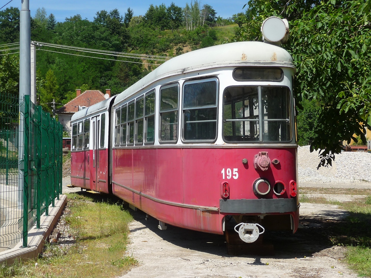 Hier Steuerwagen 195 der ehemaligen Wiener Straßenbahn auf dem  LAEV-Gelände in Miskolc-Majlath, 10.7.16

Das Objektiv der kleinen Kamera passt genau durch die Gitterstäbe des Zauns :-)