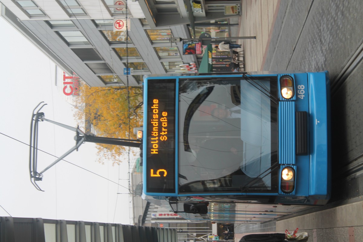 Hier eine Strassenbahn bei der Einfahrt in die Haltestelle  Am Stern  am 17.10.13