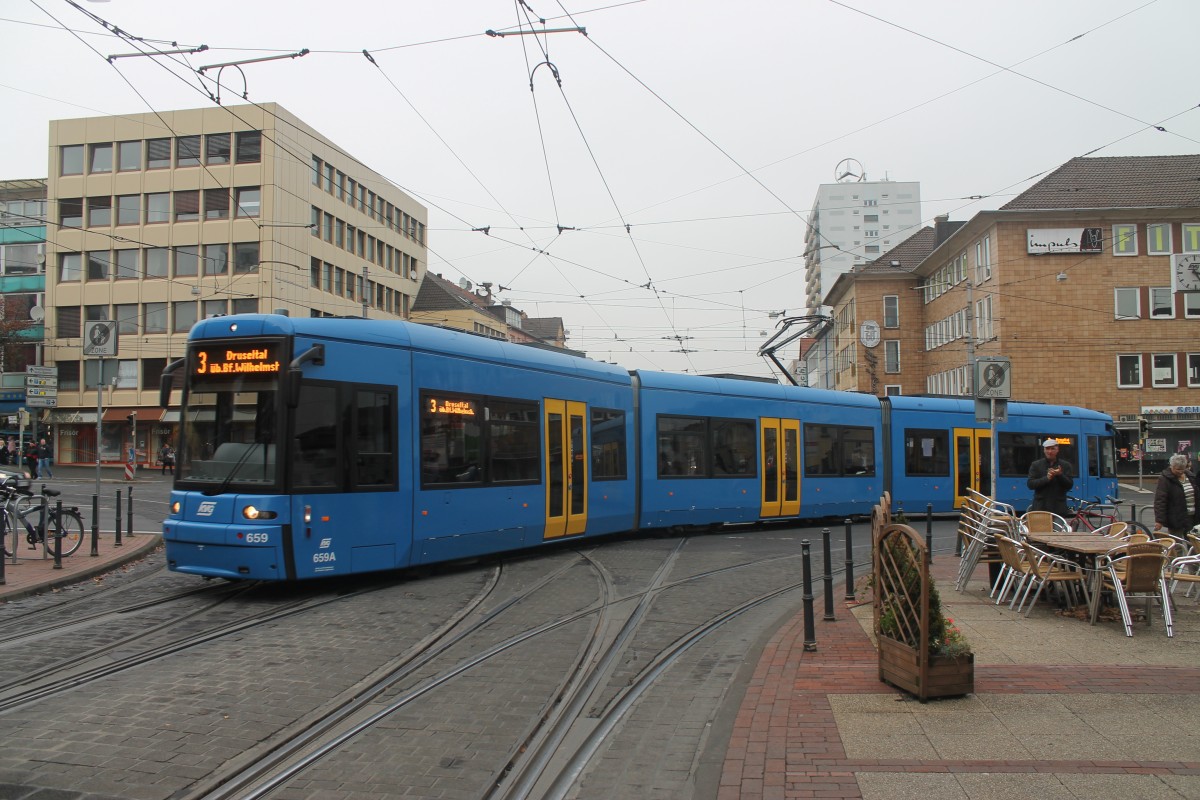 Hier Strassenbahn Nummer 659 in voller Lnge am 17.10.13 an der Kreuzung  Am Stern  in Kassel.