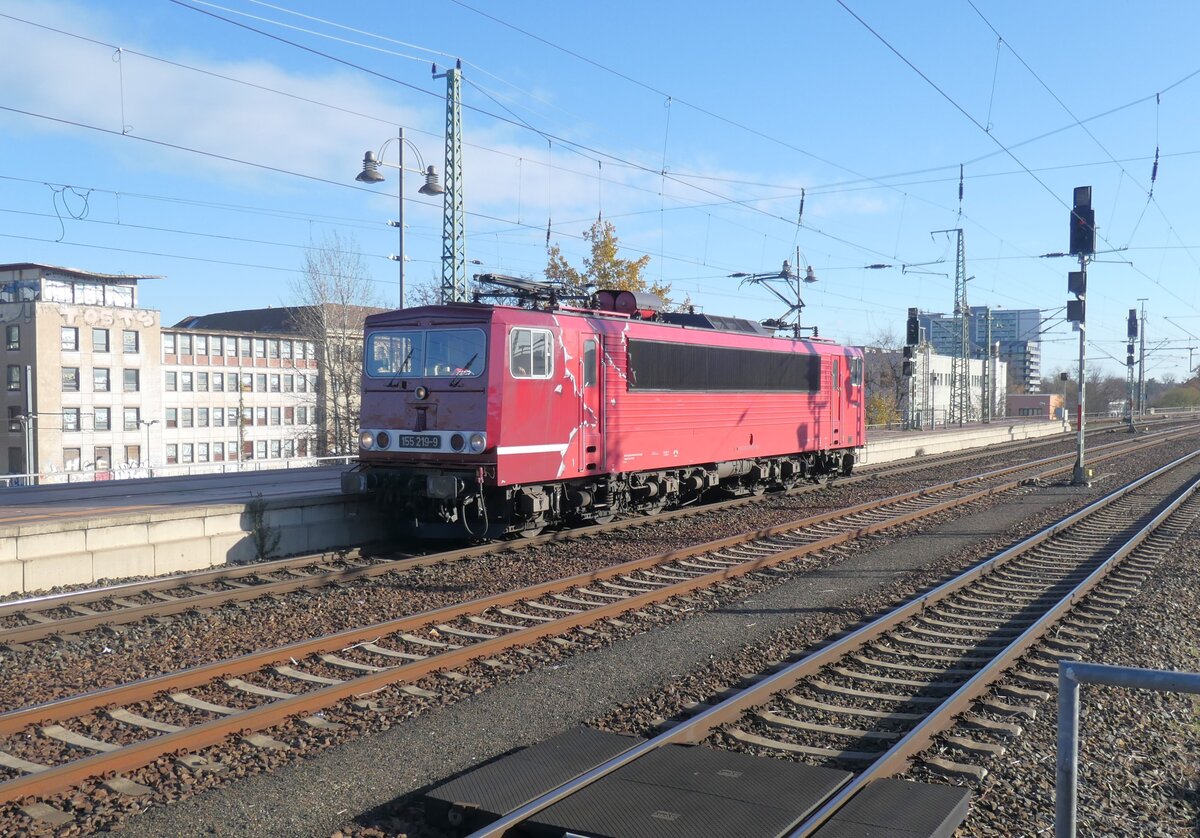 Hier der Stromcontainer mit den 2 Gesichtern, 155 219, einmal mit der Reichsbahn-Seite bei der Durchfahrt durch Dresden-Hauptbahnhof, November 2024