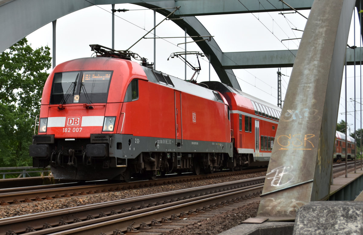 Hier der tägliche RE1 aus Rostock, über Schwerin, nach Hamburg. In Front mit einer BR 182 007 beim überqueren der Büchener Eisenbahnbrücke, mit Halt in Büchen. 24.07.2017