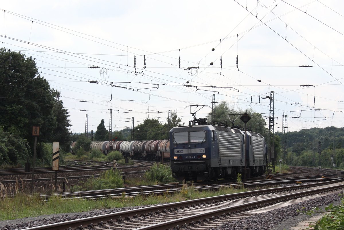 Hier teilt sich die Strecke westlich vom Rbf Hannover-Linden. Dieser Kesselzug mit Doppeltraktion kommt von Westen her aus Seelze und wird gleich den Rbf Hannover-Linden durchfahren. 30.07.16