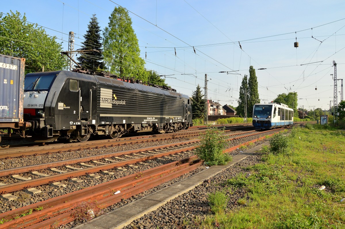 Hier treffen sich die 189 213 von MRCE und der VT 6.003 der RTB in Rheydt Hbf. 5.5.2014 mein Bahnbild Nr. 3333