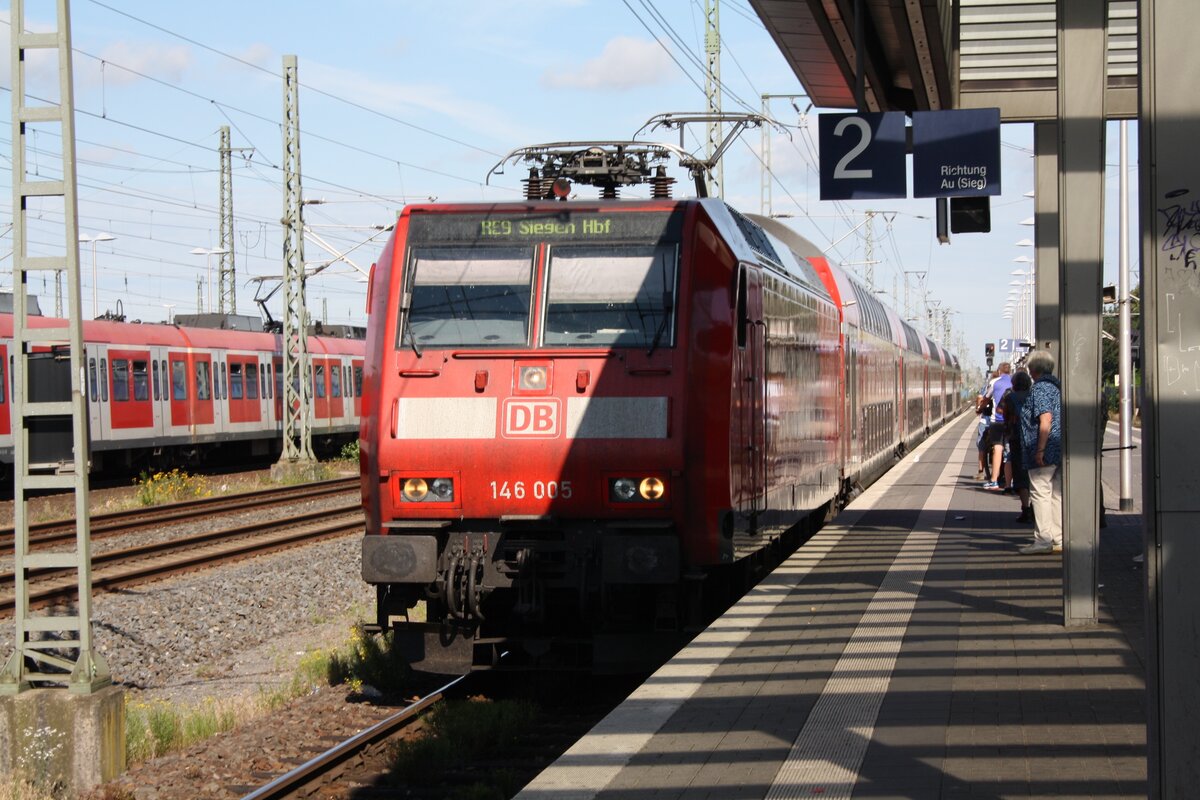 Hier in Troisdorf rollt gerade 146 005 mit einem Dosto 03 im Schlepptau auf dem Weg nach Siegen als RE9 RSX (Rhein-Sieg-Express)am 25.6.22 auf Gleis 2 ein. Aufgenommen mit der Spiegelreflexkamera Canon EOS 1000D.