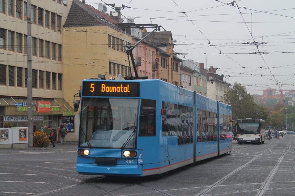Hier berfhrt Strassenbahn Nummer 454 am 17.10.13 die Kreuzung  Am Stern  in Kassel. 