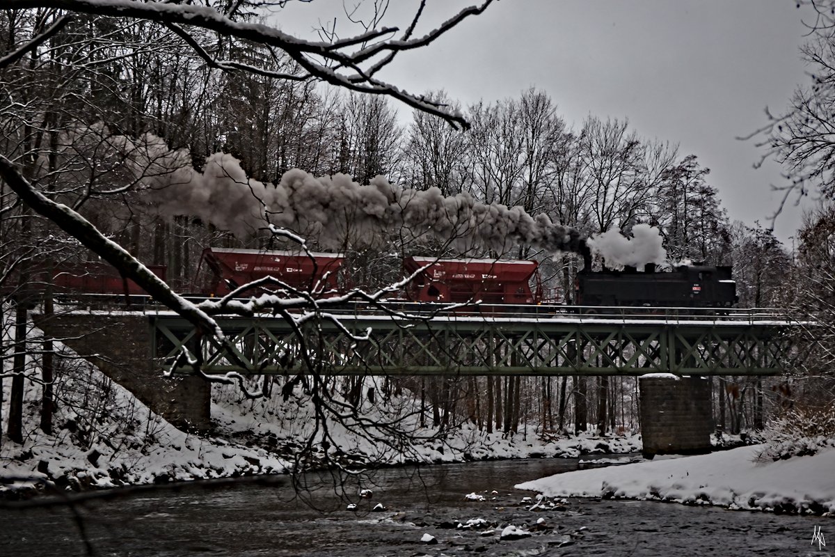 Hier überquert die 431.032 (ex ÖBB 93.1360) gerade die Brücke beim Zusammenfluss der Jizerka und Jizera. (12.01.2019)