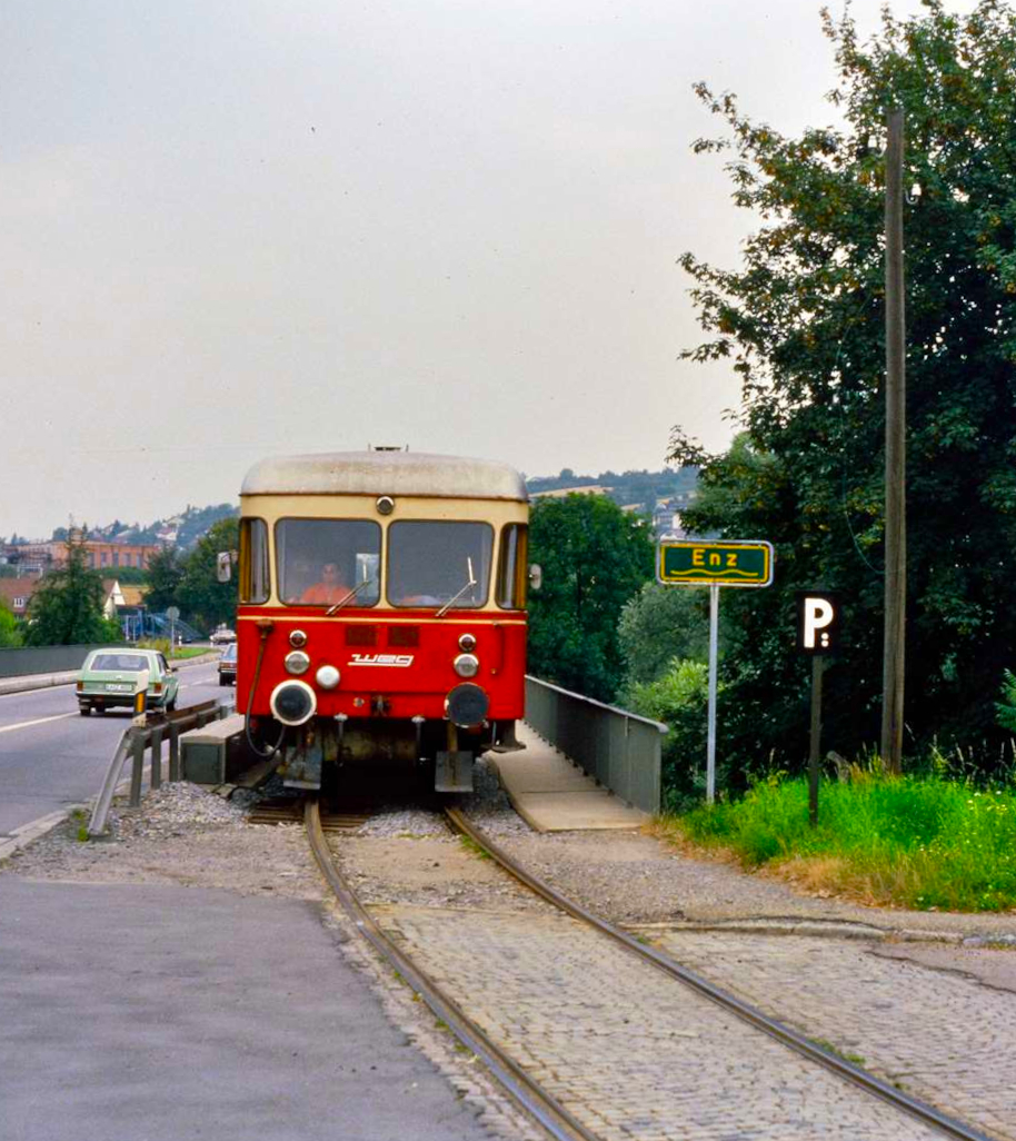 Hier überquert ein Schienenbus der Vaihinger Stadtbahn die Enz bei Enzweihingen. Dort sind übrigens noch Schienen vorhanden.
Datum: 06.09.1984