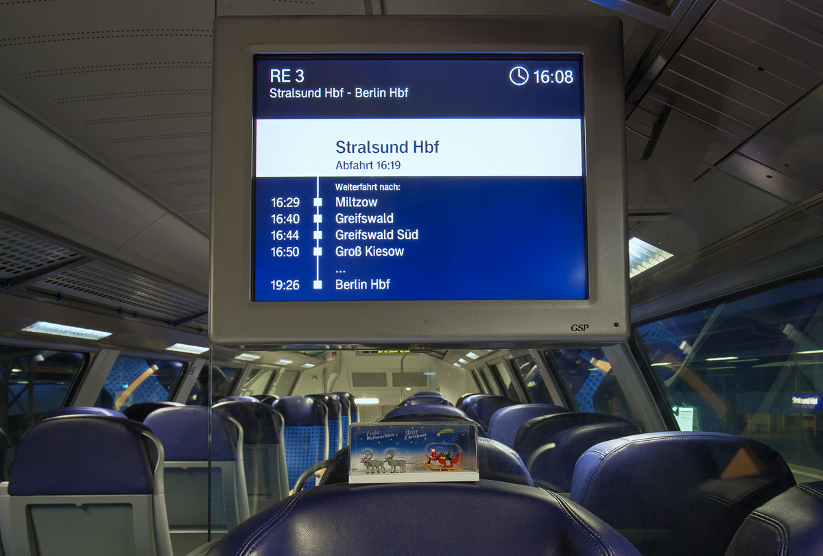 Hier verfolgt der Weihnachtsmann vor dem Monitor die Fahrzeiten in Richtung Berlin, um sie mit seinen Flugzeiten zu vergleichen. - 22.12.2016 - Dekoartikel „Weihnachtsschlitten mit 4 Rentieren  in H0 von Preiser.