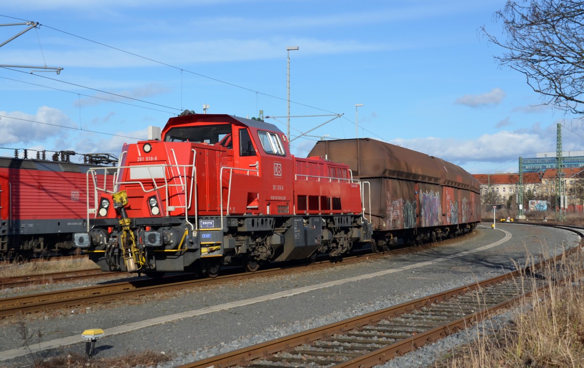 Hier verlässt 261 018 mit ihrem Leerkohlezug nach Profen Dessau Richtung Köthen. Wegen der Bauarbeiten in Wolfen und der eingleisigen Streckenführung Raguhn-Bitterfeld wurde er am 09.02.14 über Köthen und Halle nach Profen geführt.