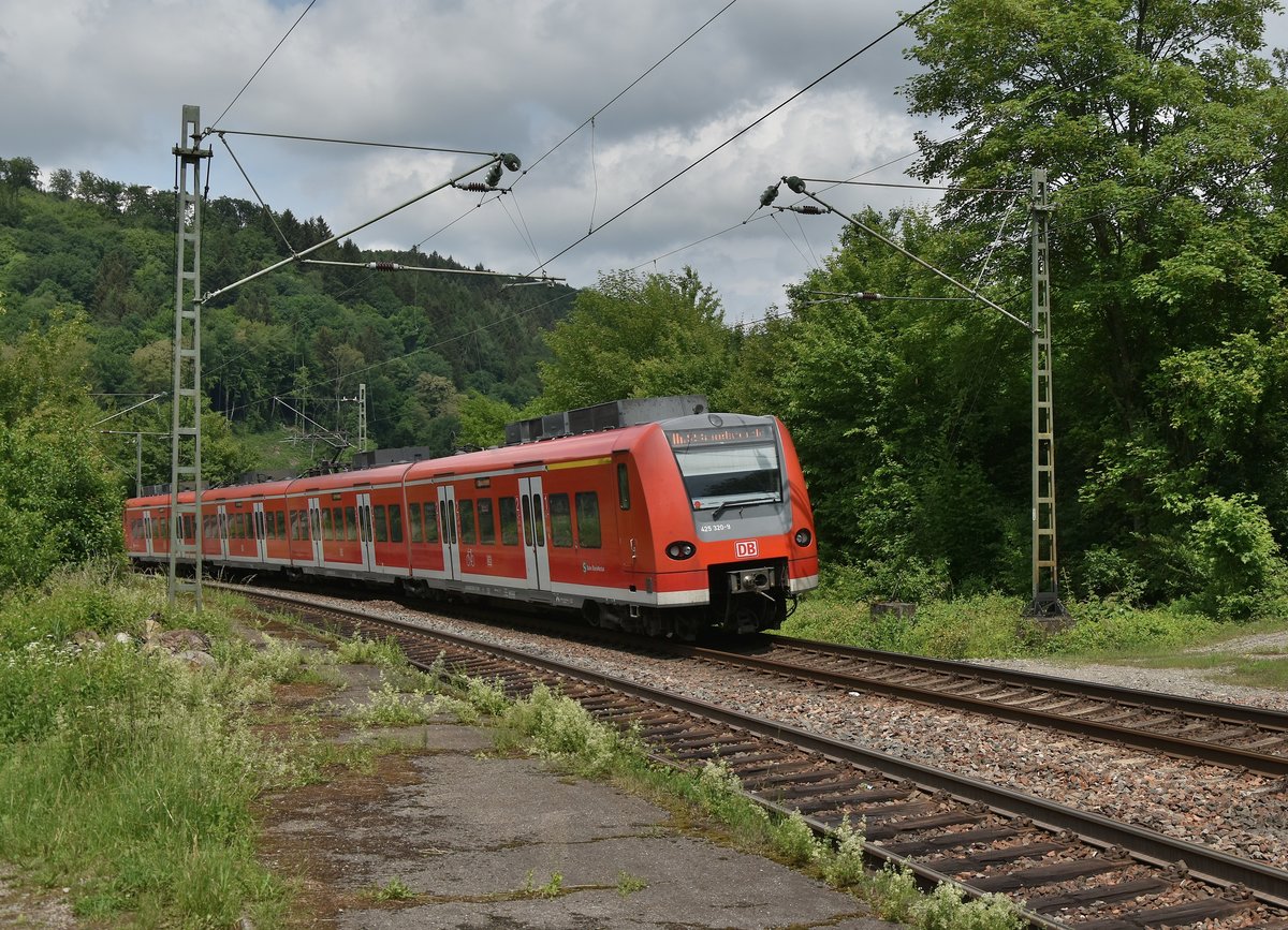 Hier verlässt der 425 320-9 gerade Neckargerach am 24.5.2018 gen Zwingenberg/Neckar, er ist als S2 nach Kaiserslautern unterwegs. 