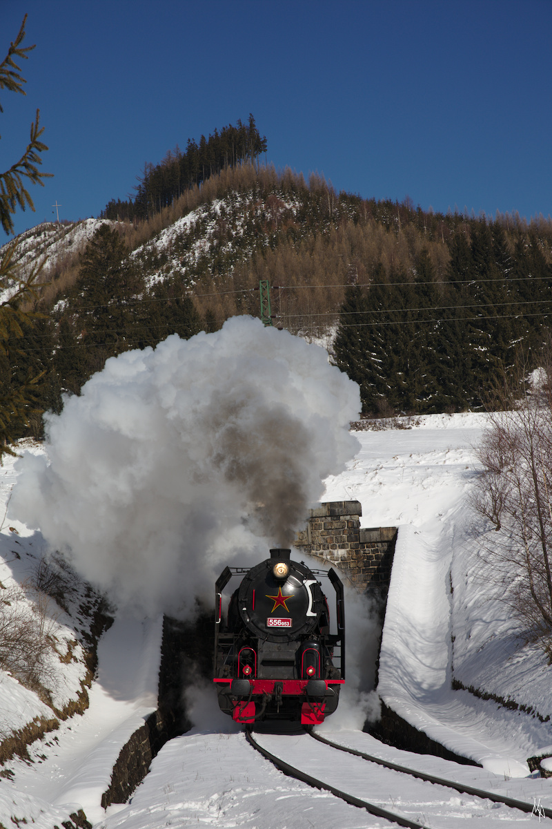 Hier verlässt die 556.053 gerade den Tunnel bei Telgart. (08.02.2020)