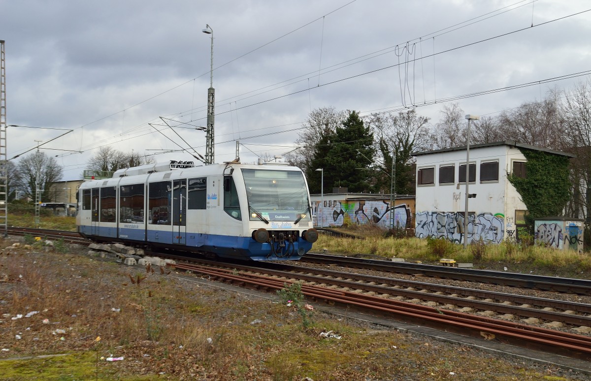 Hier verlässt der RTB 654 003 den Rheydter Hbf als RB 39 nach Dalheim.21.2.2014