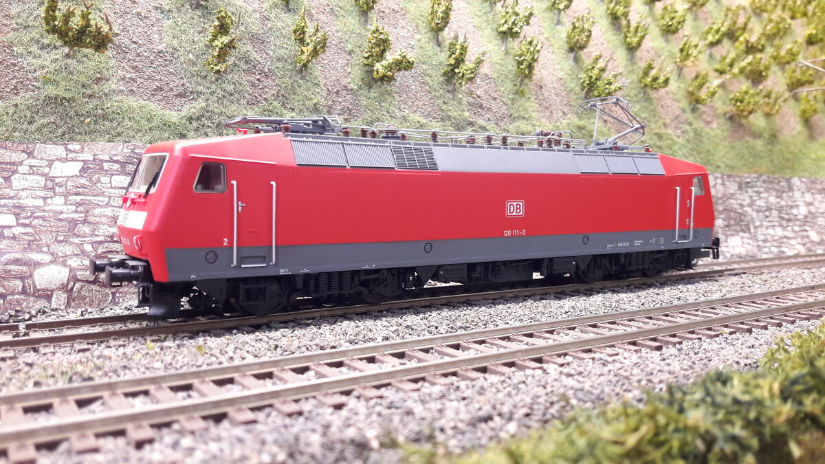 Hier verschiedene Modelle der ersten E-Lok der DB in Drehstromtechnik, die BR 120
Modell in verkehrsrot, die Besonderheit, die seitliche Nummernbeschriftung befindet sich oberhalb des grauen Rahmens. Manche Modellbahner glaubten es wäre ein Produktionsfehler gewesen, Originalbilder zeigen jedoch das es nicht so war. Auch die Dachlüfter sind diesmal hier in grau gehalten. Ein absolutes Top Modell von Piko,  51324 DC digital