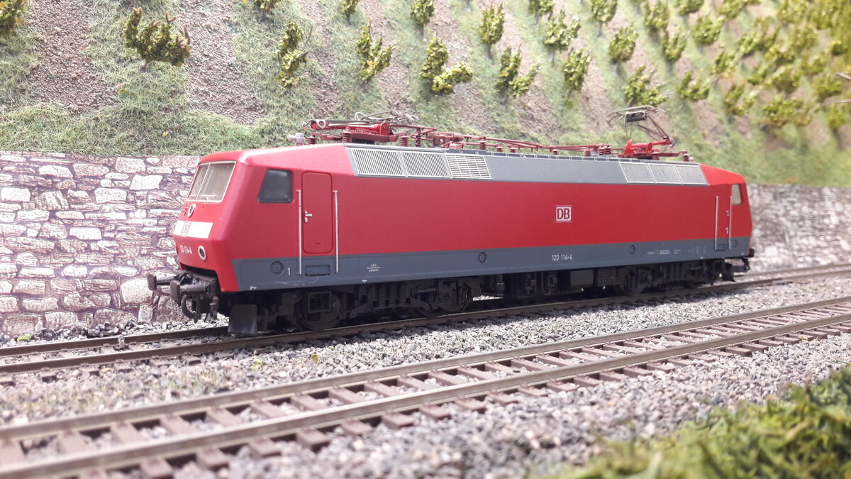 Hier verschiedene Modelle der ersten E-Lok der DB in Drehstromtechnik, die BR 120
Modell in verkehrsrot, die Besonderheit, die seitliche Nummernbeschriftung befindet sich diesmal auf grauen Rahmen. Die Dachlüfter sind diesmal hier in silbern gehalten. Ein sehr schönes Modell von Lima, mit Mittelmotor, Doppelkardanwelle,  208223 DC nachdigitalisiert