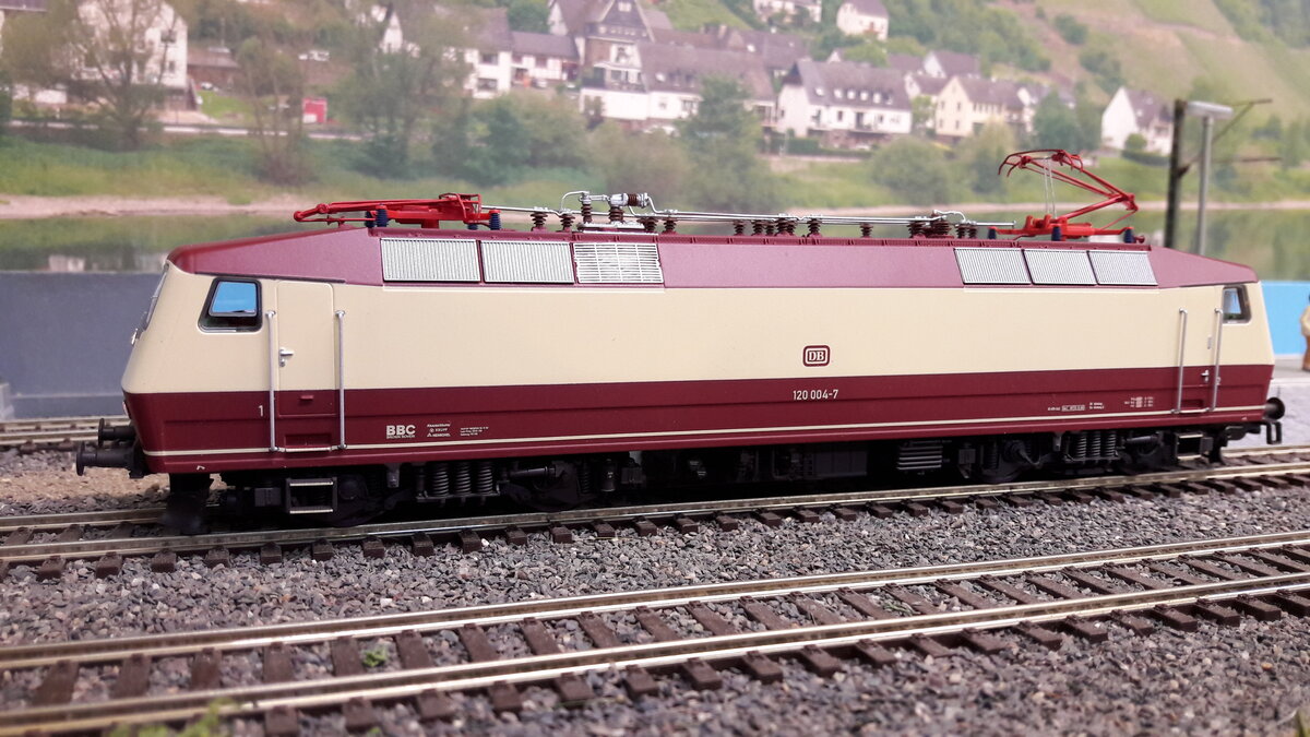 Hier verschiedene Modelle der ersten E-Lok der DB in Drehstromtechnik, die BR 120 .
Grundsätzlich gab es 5 Vorserienlokomotiven, 120 001/002/003/004 und 005. Ab 1979 wurde die erste der DB übergeben. Sie wurden direkt in den TEE Farben abgeliefert, alle weiteren dann in Orientrot. Ozeanblau/Beige hat es sie nie gegeben. Lok 001 hatte zuerst noch eine höhere Stirnfront am Dach und einen tiefer liegenden Knick in der Font. Ab 002 und alle je nachfolgenden hatten dann das heutige Aussehen. Hier nun die BR 120 004-7 Top Modell von Piko 51331 digital