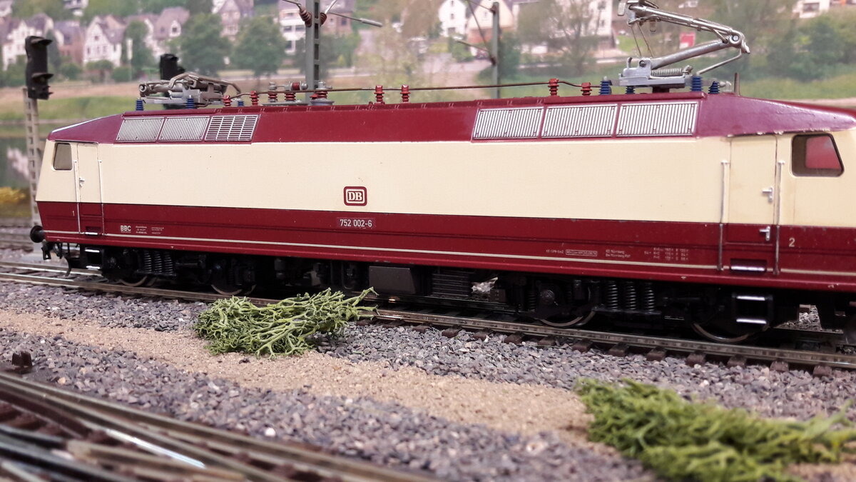 Hier verschiedene Modelle der ersten E-Lok der DB in Drehstromtechnik, die BR 120 .
Grundsätzlich gab es 5 Vorserienlokomotiven, 120 001/002/003/004 und 005. Ab 1979 wurde die erste der DB übergeben. Sie wurden direkt in den TEE Farben abgeliefert, alle weiteren dann in Orientrot. Ozeanblau/Beige hat es sie nie gegeben. Lok 001 hatte zuerst noch eine höhere Stirnfront am Dach und einen tiefer liegenden Knick in der Font. Ab 002 und alle je nachfolgenden hatten dann das heutige Aussehen.

Unter anderem fungierten die 120 Vorserien auch als Dienstlokomotiven, 
hier nun eine von mir erstellte BR 752 002-6 die noch kein Hersteller in H0 gebracht hat.
Meine 752 ist entstanden aus einer älteren Fleischmannlok 120 002-1  Art.Nr. 4350 nachdigitalisiert. 