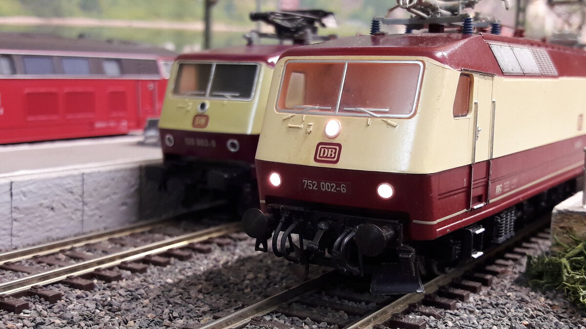 Hier verschiedene Modelle der ersten E-Lok der DB in Drehstromtechnik, die BR 120 .
Grundsätzlich gab es 5 Vorserienlokomotiven, 120 001/002/003/004 und 005. Ab 1979 wurde die erste der DB übergeben. Sie wurden direkt in den TEE Farben abgeliefert, alle weiteren dann in Orientrot. Ozeanblau/Beige hat es sie nie gegeben. Lok 001 hatte zuerst noch eine höhere Stirnfront am Dach und einen tiefer liegenden Knick in der Font. Ab 002 und alle je nachfolgenden hatten dann das heutige Aussehen.

Unter anderem fungierten die 120 Vorserien auch als Dienstlokomotiven, 
hier nun eine von mir erstellte BR 752 002-6 die noch kein Hersteller in H0 gebracht hat.
Meine 752 ist entstanden aus einer älteren Fleischmannlok 120 002-1  Art.Nr. 4350 nachdigitalisiert.  Nochmal in Frontansicht.