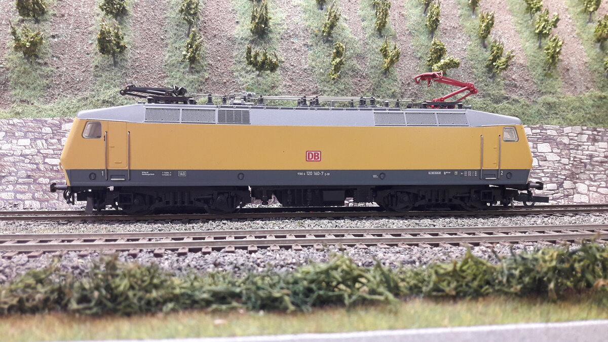 Hier verschiedene Modelle der ersten E-Lok der DB in Drehstromtechnik, die BR 120 .
Grundsätzlich gab es 5 Vorserienlokomotiven, 120 001/002/003/004 und 005. Ab 1979 wurde die erste der DB übergeben. Sie wurden direkt in den TEE Farben abgeliefert, alle weiteren dann in Orientrot. Ozeanblau/Beige hat es sie nie gegeben. Lok 001 hatte zuerst noch eine höhere Stirnfront am Dach und einen tiefer liegenden Knick in der Font. Ab 002 und alle je nachfolgenden hatten dann das heutige Aussehen.
Unter anderem fungierten die 120 Vorserien auch als Dienstlokomotiven, 
hier nun eine 120 502 wie sie heute noch fährt. Das besondere an dieser Lok hier ist...das Modell wurde im Jahre 2014 vom Controller (Chemnitz) für mich lackiert. Da gab es diese Lok noch von keinem Hersteller in H0. Als Grundlage wurde eine damalige Trix 120 genommen, DC digital. Viele Jahre später gab es dann die 120 in der Farbe von ACME, LS Models u Piko.