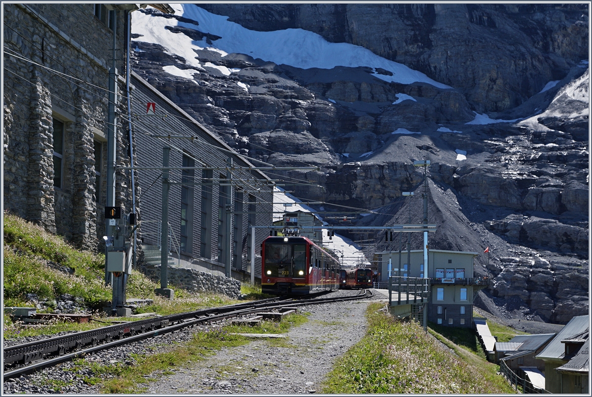 Hier, vor dieser dunklen Felswand wird es selbst für die Vegetation zu unwirtlich und es gibt nur noch Stein, Fels und Eis - die Station Eigergletscher der Jungfraubahn. Und selbst die Jungfraubahn sucht sich ab hier ihren Weg durch einen in den Felsen getrieben Tunnel, an dessen Ende, weiterhin im Innern des Bergs sich die zur Zeit provisorische Endstation Jungfraujoch befindet. 
8. August 2016  
