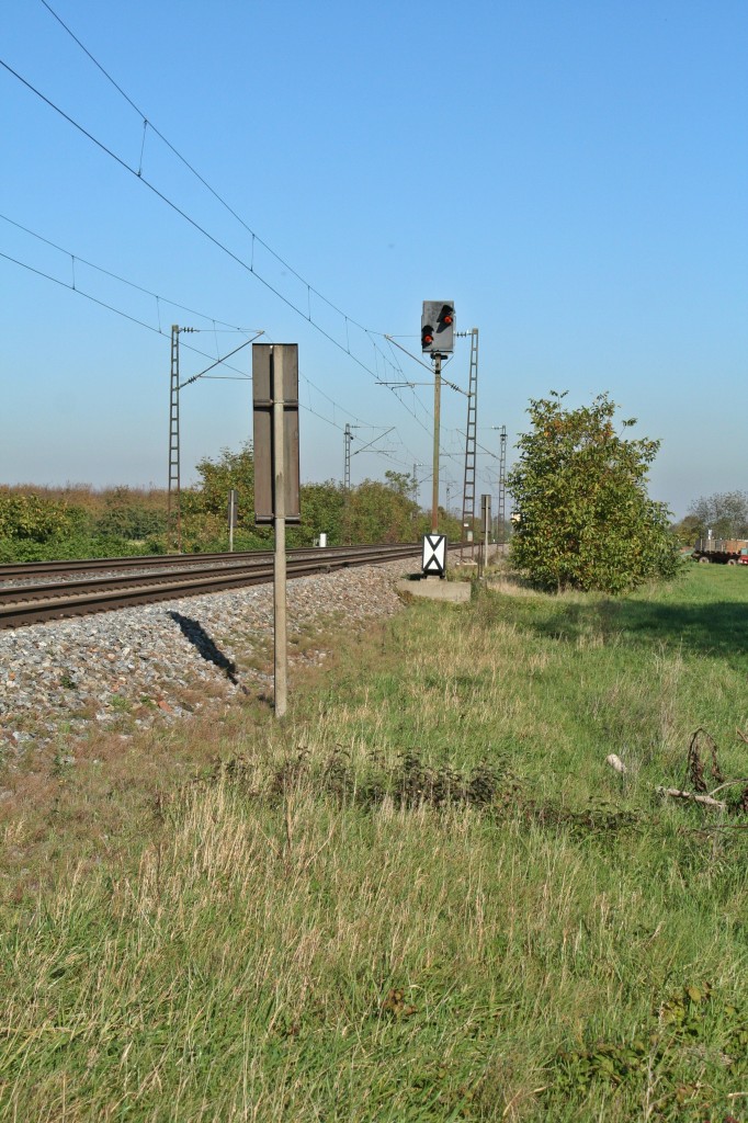 Hier das VSig des Sbk 260 auf der Rheintalbahn zwischen Basel und Karlsruhe. Das Hauptsignal steht knapp einen Kilometer sdlich des Bahnhofs Buggingen; das hier zu sehende Vorsignal nrdlich von Hgelheim.