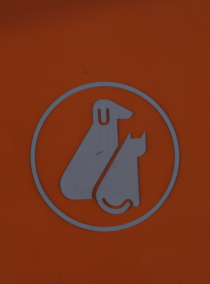 Hier ist der Wagen für Hunde und Katzen.Entdeckt  an der Tür eines Wagons am Tagzug Trondheim - Bodoe.18.04.2018  07:23 Uhr.