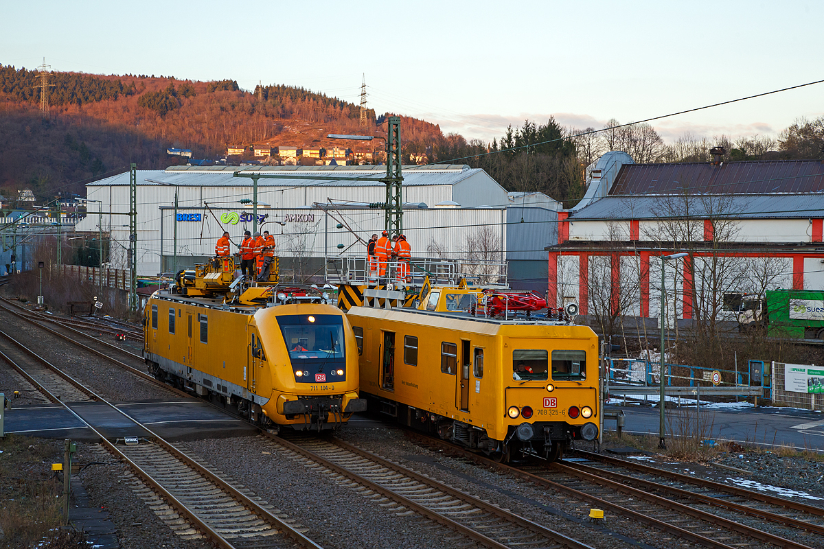 
Hier war der Bahnverkehr den ganzen Tag eingestellt - Die Bahnstrecke Siegen-Brachbach (Siegstrecke, KBS 460) war gesperrt, weil am Bahnübergang Charlottenhütte ein Lkw die Oberleitung beschädigt hatte.

Seit ca. 5.30 Uhr am Dienstagmorgen (13.02.2018) fuhren zwischen Siegen und Brachbach keine Züge mehr. Aufgrund der beschädigten Oberleitungen aller vier Gleise, am Bahnübergang Charlottenhütte in Niederschelden, war die Strecke zwischen Siegen und Brachbach den ganzen Tag gesperrt. Ein Lkw mit einem Kran hatte beim Queren des Bahnübergangs die Oberleitungen über allen vier Gleisen stark beschädigt - angeblich ohne dass der Ausleger ausgefahren gewesen sei, es könnte auch sein dass die Oberleitungen wegen Eis durchgehangen haben.

Betroffen von der Sperrung waren die Linien RE 9 „Rhein-Sieg-Express“ (DB Regio), sowie RB 90 und RB 93 (Hessische Landesbahn). Die RE 9 verkehrte nur bis Betzdorf und entfiel zwischen Betzdorf und Siegen. Bahnreisende mussten zwischen Siegen und Betzdorf auf Ersatzbusse umsteigen. Wer Richtung Frankfurt wollte hatte es etwas einfacher, der konnte in Betzdorf auf die Hellertalbahn RB 96 umsteigen und bis Dillenburg fahren.

Techniker der DB Netz AG waren vor Ort und arbeitenden mit Hochdruck an der Beseitigung des Schadens. Für eine möglichst schnelle Reparatur wurden zwei Turmtriebwagen eingesetzt. Vorne das Instandhaltungsfahrzeug für Oberleitungsanlagen (IFO) 711 104-0 und dahinter der Oberleitungsrevisionstriebwagen (ORT) 708 325-6, ex DR 188 325-5, beide von der der DB Netz AG.

Das IFO 711 104-0 wurde 2002 von der GBM Gleisbaumechanik Brandenburg/H. unter der Fabriknummer  711.104 gebaut. Der ORT 708 325-6 wurde 1990 von der Waggonbau Görlitz unter der Fabriknummer 20300/9 und als 188 325-5 an die DR geliefert.

Das Instandhaltungsfahrzeug für Oberleitungsanlagen (IFO) 711 104-0 ist ein Fahrzeug der Baureihe 711.1, sie werden auch als Hubarbeitsbühnen-Instandhaltungsfahrzeug-Oberleitungsanlagen (HIOB) bezeichnet. Die Fahrzeuge werden bei der Behebung von Schäden und zur planmäßigen Instandhaltungen im Bereich der Oberleitungsanlagen, Brücken und Tunnel eingesetzt. 
Der ORT 708 325-6 ist ein Fahrzeug der Baureihe 708.3 der Deutschen Bahn (DB), es stammt noch aus der Entwicklung der DR kurz vor der deutschen Wiedervereinigung. Die BR 708.3 sind die dritte Generation von Oberleitungsrevisionstriebwagen (ORT) der DR und wurden als Baureihe 188.3 der Deutschen Reichsbahn (DR) gebaut.
