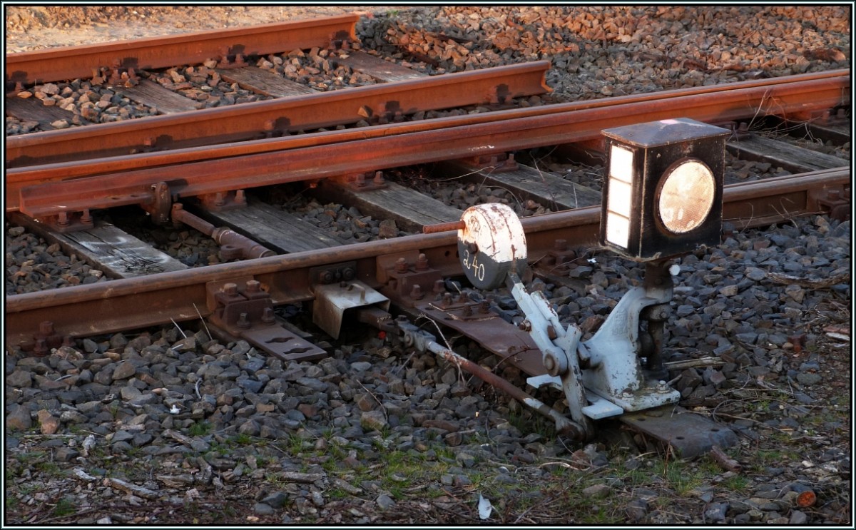 Hier war noch Muskelkraft gefragt,diese alte Weiche mit der Nr.240 befand sich am alten Güterbahnhof in Aachen West. Mittlerweile ist auch dieses Foto Vergangenheit,da das komplette Gelände dem neuen Campus der RWTH weichen mußte.
Szenario vom März 2012.